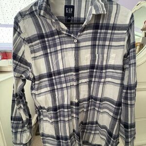 GAP Women's relaxed fit Navy and White Plaid Button Down Shirt